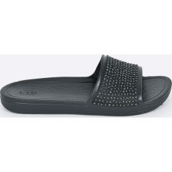 Crocs - Klapki. Czarne klapki damskie Crocs, bez wzorów, z materiału, bez obcasa, na obcasie. W wyprzedaży za 139,90 zł.