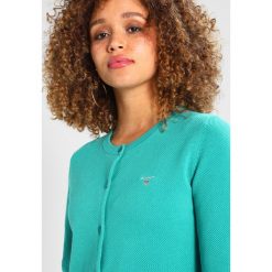 GANT CARDIGAN Kardigan porcelain green. Zielone kardigany damskie GANT, s, z bawełny. Za 629,00 zł.