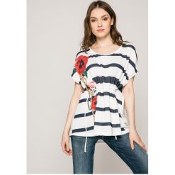 Desigual - Top. Białe bluzki damskie Desigual, s, bez wzorów, z elastanu, casualowe, z okrągłym kołnierzem, z krótkim rękawem. W wyprzedaży za 79,90 zł.