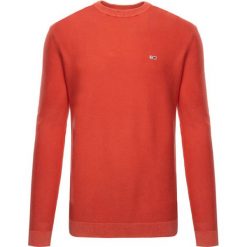 Sweter Tommy Jeans DM0DM06534. Czerwone swetry męskie Tommy Jeans, m, bez wzorów, z jeansu, klasyczne, z klasycznym kołnierzykiem, bez kaptura. W wyprzedaży za 209,00 zł.