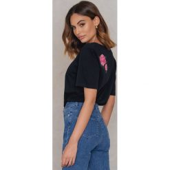 T-shirty damskie: Statement By NA-KD Influencers T-shirt Dilara – Black