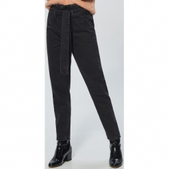 Jeansy high waist z wiązaniem - Czarny. Czarne spodnie z wysokim stanem Cropp, z jeansu. Za 119,99 zł.