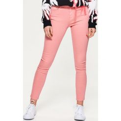 Spodnie high waist skinny - Różowy. Różowe rurki damskie marki Cropp, z podwyższonym stanem. W wyprzedaży za 39,99 zł.