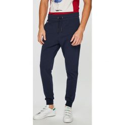 Guess Jeans - Spodnie. Niebieskie spodnie męskie Guess Jeans, na co dzień, s, z aplikacjami, z elastanu, casualowe. W wyprzedaży za 279,90 zł.