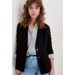 Blezer "Falcone" w kolorze czarnym. Czarne bolerka i narzutki damskie Comptoir des Cotonniers, bez wzorów, bez rękawów. W wyprzedaży za 344,95 zł.