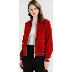 Schott NYC Kurtka skórzana red. Czerwone kurtki damskie marki Schott NYC, z materiału. W wyprzedaży za 595,60 zł.