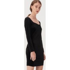 Dopasowana sukienka mini z dekoltem - Czarny. Czarne sukienki damskie Sinsay, s, bez wzorów, bez kołnierzyka, bez rękawów, mini, dopasowane. Za 39,99 zł.