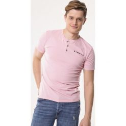 Różowa Koszulka Printability. Różowe koszulki męskie Born2be, xl, z nadrukiem, z dzianiny, z okrągłym kołnierzem, z krótkim rękawem, krótkie. Za 29,99 zł.