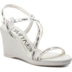 Sandały CALVIN KLEIN - Bellemine E1932 White. Białe klapki damskie Calvin Klein, bez wzorów, ze skóry ekologicznej, bez obcasa, na obcasie. Za 539,00 zł.
