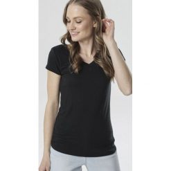Czarny T-shirt Anarah. Czarne bluzki damskie Born2be, s, bez wzorów, bez kołnierzyka, bez rękawów. W wyprzedaży za 19,99 zł.
