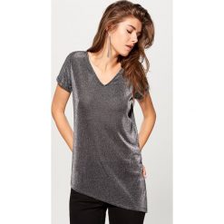 Asymetryczna koszulka - Czarny. Czarne t-shirty damskie marki Mohito, l, z asymetrycznym kołnierzem. Za 69,99 zł.