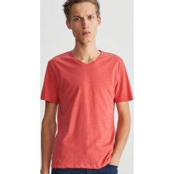 T-shirt z dekoltem w serek - Pomarańczo. Różowe t-shirty męskie Reserved, xl, bez wzorów, z dekoltem w serek. Za 19,99 zł.