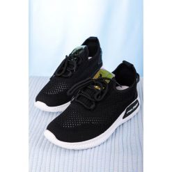 Czarne buty sportowe sznurowane casu 204/22b. Czarne buty sportowe damskie Casu, bez wzorów, sportowe. W wyprzedaży za 49,99 zł.