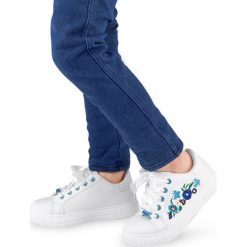 Buty sportowe dziecięce N/M E22-71 Biało - Nieb. Białe buty dziewczęce sportowe N/M, z aplikacjami, z tworzywa sztucznego, na sznurówki. Za 49,00 zł.