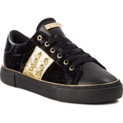 Sneakersy GUESS - FLGA24 FAB12 BLACK. Czarne sneakersy damskie marki Guess, na co dzień, z aplikacjami, ze skóry ekologicznej, bez obcasa, na płaskiej podeszwie, bez zapięcia. W wyprzedaży za 279,00 zł.