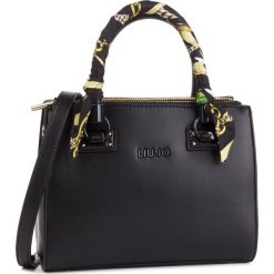 Torebka LIU JO - S Satchel Zip A19101 E0040 Nero 22222. Czarne torebki klasyczne damskie Liu Jo, bez wzorów, ze skóry ekologicznej, klasyczne, bez dodatków. W wyprzedaży za 379,00 zł.