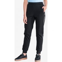Calvin Klein Spodnie dresowe Czarny. Czarne spodnie damskie Calvin Klein, l, z bawełny. Za 430,95 zł.