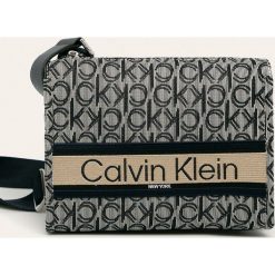 Calvin Klein - Torebka. Szare listonoszki damskie Calvin Klein, w paski, z poliesteru, na ramię, małe, bez dodatków. Za 449,90 zł.