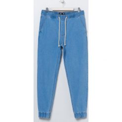 Jeansowe joggery - Czarny. Czarne spodnie męskie Sinsay, bez wzorów, z jeansu. Za 49,99 zł.