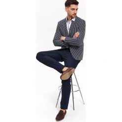 Spodnie z fakturą regular fit. Spodnie męskie Top Secret, na co dzień, na zimę, m, bez wzorów, z tkaniny, eleganckie. W wyprzedaży za 64,99 zł.