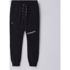 Dresowe joggery Cyberpunk 2077 - Czarny. Czarne spodnie męskie Cropp, s, bez wzorów, z dresówki. Za 109,99 zł.