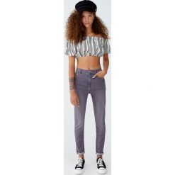 Jeansy super skinny fit z wysokim stanem. Jeansy damskie Pull&Bear, bez wzorów, z jeansu, z podwyższonym stanem. Za 79,90 zł.