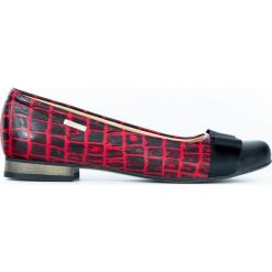 Baleriny z czarnym czubkiem - skóra naturalna - model 007 - kolor czarno-czerwony krokodyl. Czerwone baleriny damskie Zapato, bez wzorów, ze skóry, bez obcasa. W wyprzedaży za 179,40 zł.