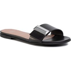 Klapki BOSS - Nathalie Slide 50429780 10220482 01 Black 001. Czarne klapki damskie Boss, z aplikacjami, ze skóry, bez obcasa, na obcasie. Za 849,00 zł.
