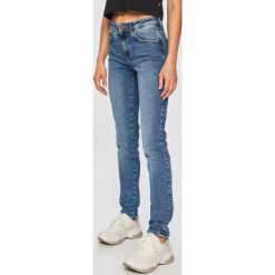 Wrangler - Jeansy Water Blue. Niebieskie jeansy damskie Wrangler, z podwyższonym stanem. W wyprzedaży za 229,90 zł.