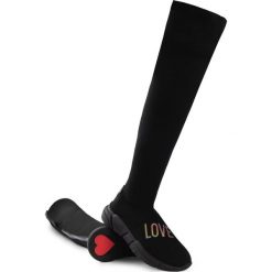 Muszkieterki Love Moschino. Czarne kozaki damskie bez obcasa, bez zapięcia. Za 599,00 zł.