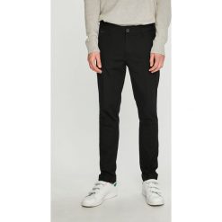 Guess Jeans - Spodnie. Czarne spodnie męskie Guess Jeans, na co dzień, m, z aplikacjami, z elastanu, casualowe. W wyprzedaży za 329,90 zł.