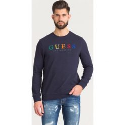 BLUZA JED Guess. Niebieskie bluzy męskie Guess, s, z aplikacjami, z bawełny, z okrągłym kołnierzem, bez rękawów, bez kaptura. Za 258,30 zł.