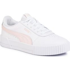 Sneakersy PUMA - Carina L 370325 10 Puma White/Rosewater. Białe półbuty damskie Puma, bez wzorów, ze skóry ekologicznej, bez obcasa, na płaskiej podeszwie, bez zapięcia. W wyprzedaży za 219,99 zł.