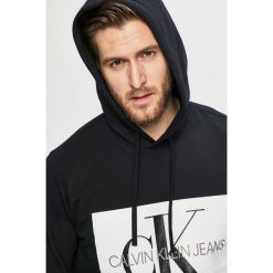 Calvin Klein Jeans - Bluza. Szare bluzy męskie Calvin Klein Jeans, s, z nadrukiem, z bawełny, z kapturem, bez rękawów, z kapturem. W wyprzedaży za 359,90 zł.
