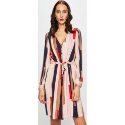 Vero Moda - Sukienka. Różowe sukienki damskie marki Vero Moda, na co dzień, s, bez wzorów, z poliesteru, casualowe, bez kołnierzyka, bez rękawów, mini, proste. Za 219,90 zł.