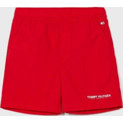 Tommy Hilfiger - Szorty dziecięce 128-176 cm. Czerwone spodenki chłopięce TOMMY HILFIGER, bez wzorów, z materiału, casualowe. W wyprzedaży za 129,90 zł.