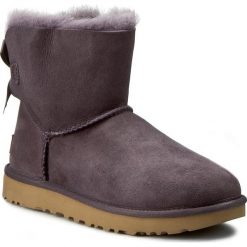 Buty UGG - W Mini Bailey Bow II 1016501 W/Nht. Fioletowe bez kategorii marki Ugg, z materiału. W wyprzedaży za 539,00 zł.