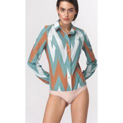 Bluzka koszulowa body - 34. Bluzki damskie e-margeritka.pl, s, bez wzorów, z poliesteru, eleganckie, z koszulowym kołnierzykiem, z długim rękawem. Za 138,99 zł.