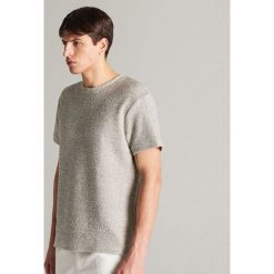 T-shirt ze strukturalnej dzianiny - Beżowy. Brązowe t-shirty męskie Reserved, s, bez wzorów, z dzianiny, bez kołnierzyka. Za 59,99 zł.