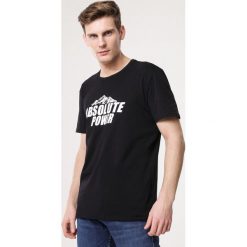 Czarna Koszulka Optionally. Czarne koszulki męskie Born2be, xl, z nadrukiem, z dzianiny, z okrągłym kołnierzem, z krótkim rękawem, krótkie. Za 39,99 zł.