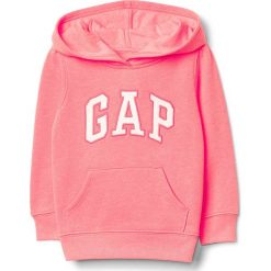 Bluza w kolorze jasnoróżowym. Różowe bluzy niemowlęce Gap Kids, z aplikacjami, bez rękawów, bez kaptura. W wyprzedaży za 65,95 zł.