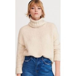 Miękki sweter z golfem - Kremowy. Białe swetry damskie Reserved, s, bez wzorów, bez rękawów. Za 139,99 zł.