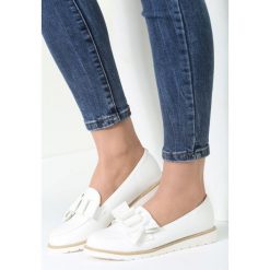 Białe Mokasyny You Can Wear. Białe mokasyny damskie marki vices, ze skóry, na płaskiej podeszwie. Za 69,99 zł.