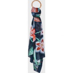 Desigual - Szal. Niebieskie szaliki damskie marki Desigual, z poliesteru. W wyprzedaży za 89,90 zł.
