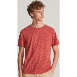 T-shirt z drobnym nadrukiem - Pomarańczowy. Pomarańczowe t-shirty męskie Reserved, s, z nadrukiem, bez kołnierzyka. W wyprzedaży za 24,99 zł.