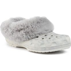 Kapcie CROCS - Classic Mammoth Luxemetallic C 205921 Oyster. Szare klapki damskie Crocs, bez wzorów, z tworzywa sztucznego, bez obcasa. Za 259,00 zł.