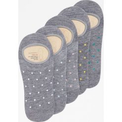 Komplet 5 par niewidocznych melanżowych skarpetek w kwadraciki. Szare skarpetki męskie Pull&Bear, bez wzorów. Za 49,90 zł.