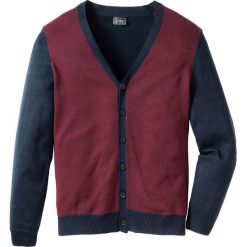 Kardigan z dzianiny o gładkim splocie Regular Fit bonprix ciemnoniebiesko-czerwony. Niebieskie swetry męskie marki bonprix, xl, bez wzorów, z dzianiny, bez kołnierzyka, bez kaptura. Za 44,99 zł.
