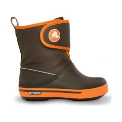 Kalosze w kolorze brązowo-pomarańczowym. Pomarańczowe kalosze chłopięce Crocs. W wyprzedaży za 132,95 zł.