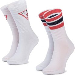 Zestaw 2 par wysokich skarpet męskich GUESS - U92G20 ZZ02A FJ51. Białe skarpetki męskie Guess, z aplikacjami, z elastanu. Za 59,00 zł.